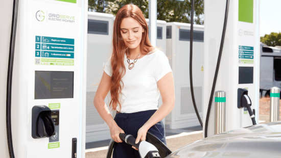 EV an der Ladestation aufladen